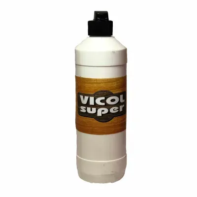 Jest nowoczesną odmianą znanych i powszechnie stosowanych w stolarstwie klei. Klej posiada konsystencję śmietany i w tej postaci jest gotowy do użytku. Klej przeznaczony jest do trwałego łączenia:
- drewna i drewnopochodnych,
- tkanin technicznych,
- tektury.
Klej nie zawiera lotnych substancji toksycznych. Spoina po wyschnińciu jest lekko elastyczna.
Wydajność: ok. 300 g/m2