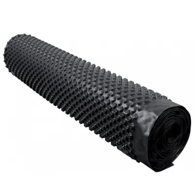 Elastyczna folia do wykonywania pionowej hydroizolacji fundamentów oraz do ochrony przed uszkodzeniami mechanicznymi.