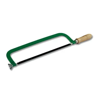 Piła do metalu:
- ergonomiczny uchwyt pokryty miękkim tworzywem
- przelotowa rękojeść umożliwia stosowanie brzeszczotów rożnej długości oraz regulację ich wysunięcia w szerokim zakresie
- brzeszczot do metalu ze stali wysokowęglowej
- niewielki rozmiar rękojeści i sposób mocowania brzeszczotu umożliwiające jego wyginanie pozwala na cięcie w ciasnych i trudno dostępnych miejscach