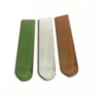 Kliny dystansowe ułatwiające równe układanie płytek klinkierowanych, glazury i terakoty.