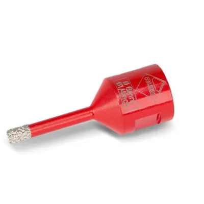 Wiertła DRYGRES są idealne do wiercenia w gresie, gresie porcelanowym, granicie i marmurze.

Diament w wiertłach DRYGRES nakładany jest technologią lutowania próżniowego, co zwiększa ich odporność na wysokie temperatury oraz tarcie.

Wiertła DRYGRES 6-12 mm sprawdzają się doskonale podczas montażu akcesoriów i elementów dekoracyjnych.. Pozostałe kornki DRYGRES 20-75 mm pozwalają na profesjonalne przygotowanie otworów pod instalacje wodne, odpływy, puszki elektryczne itd.