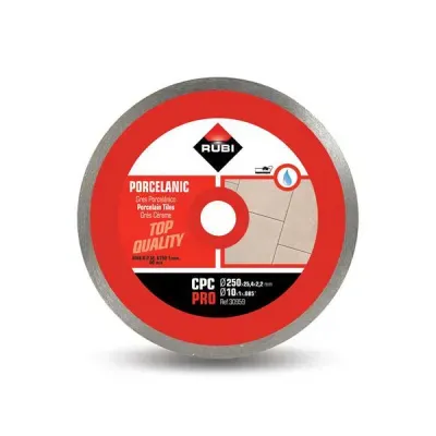 Obecnie jednym z największych wyzwań stojących przed profesjonalnymi glazurnikami jest cięcie gresów porcelanowych.

W RUBI znamy specyfikę pracy wykonawców w wielu krajach na całym świecie, wiemy, jakie są potrzeby profesjonalnych płytkarzy oraz jakich materiałów używają do budowy i remontów. Z tych powodów RUBI jest rozpoznawalną marką ściśle skupioną na profesjonalnej i wymagającej branży budowlanej. Dlatego właśnie RUBI wykorzystuje całą wiedzą i doświadczenie do produkcji precyzyjnych narzędzi budowlanych. Wysokie oczekiwania naszych klientów zmusiły nas do zaprojektowania i wyprodukowania w oparciu o zgromadzone doświadczenie możliwie najdokładniejszych narzędzi do cięcia płytek.