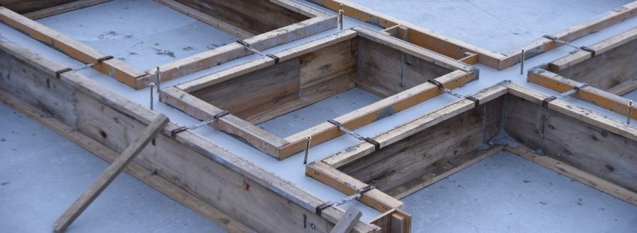 fundamenty z deskami szalunkowymi