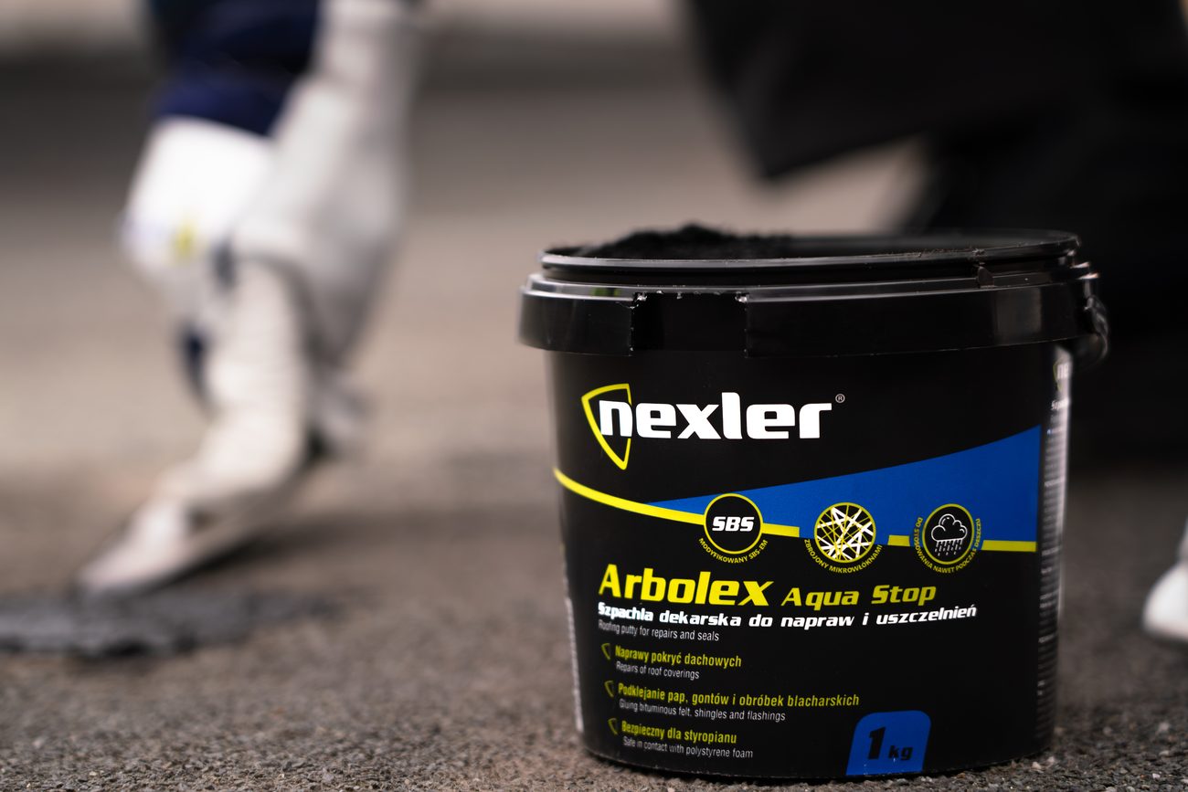 Wiadro 1 kg szpachli dekarskiej NEXLER Arbolex Aqua Stop modyfikowanej SBS na pokryciu papowym
