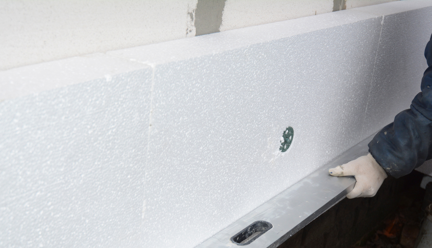 Styropian w trakcie kołkowania i sprawdzania poziomu